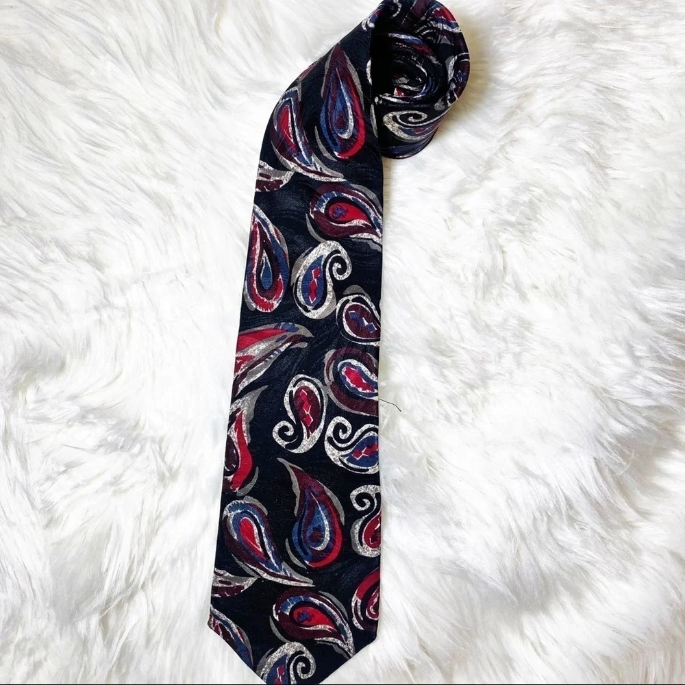 BLOOMINGDALES 100%‎ Italian Silk Vintage Red & Black Paisley Neck Tie
